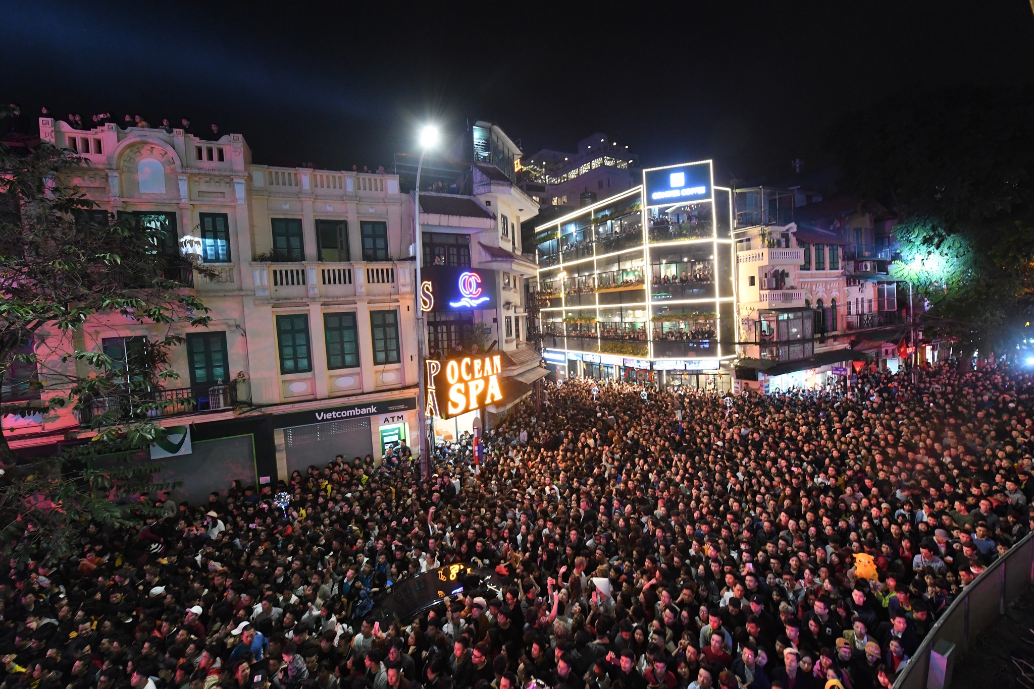 Canh nguoi dong chua tung thay trong dem don nam moi hinh anh