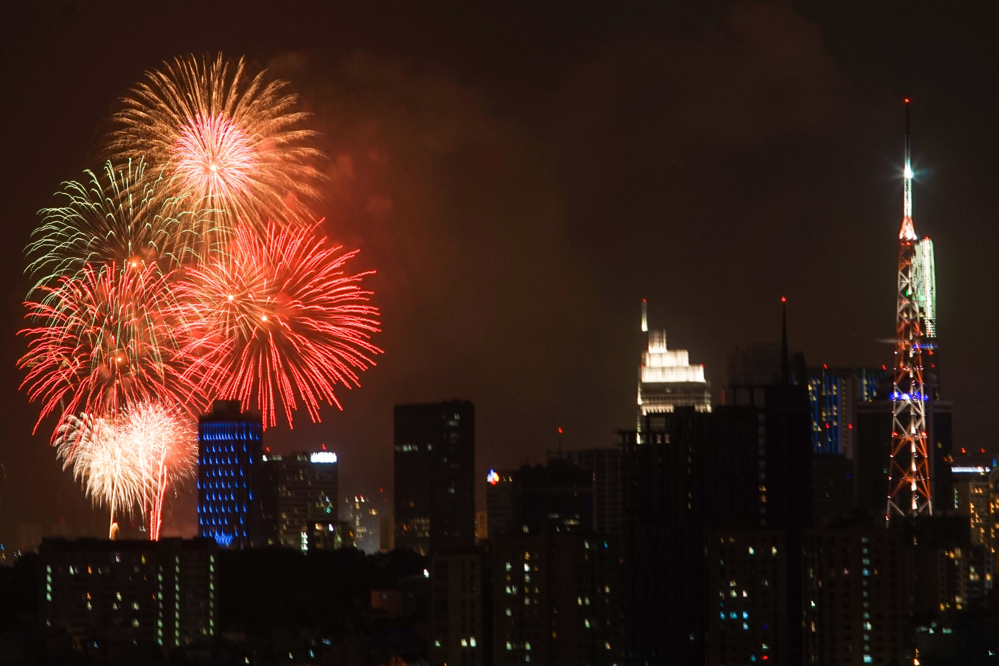 Phao hoa ruc sang tren song Sai Gon chao nam moi hinh anh