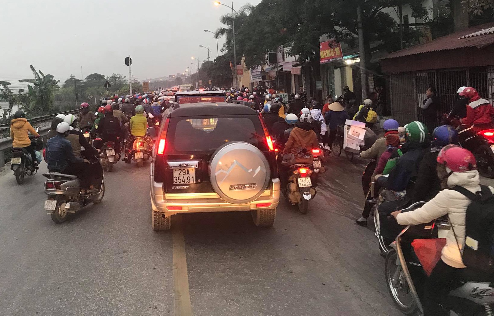 Nhich tung met tren duong vao noi do ngay dau nam hinh anh