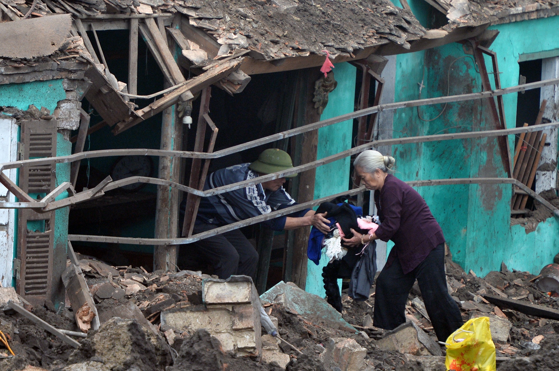 Quan Do ngay thu hai sau vu no long troi lo dat hinh anh