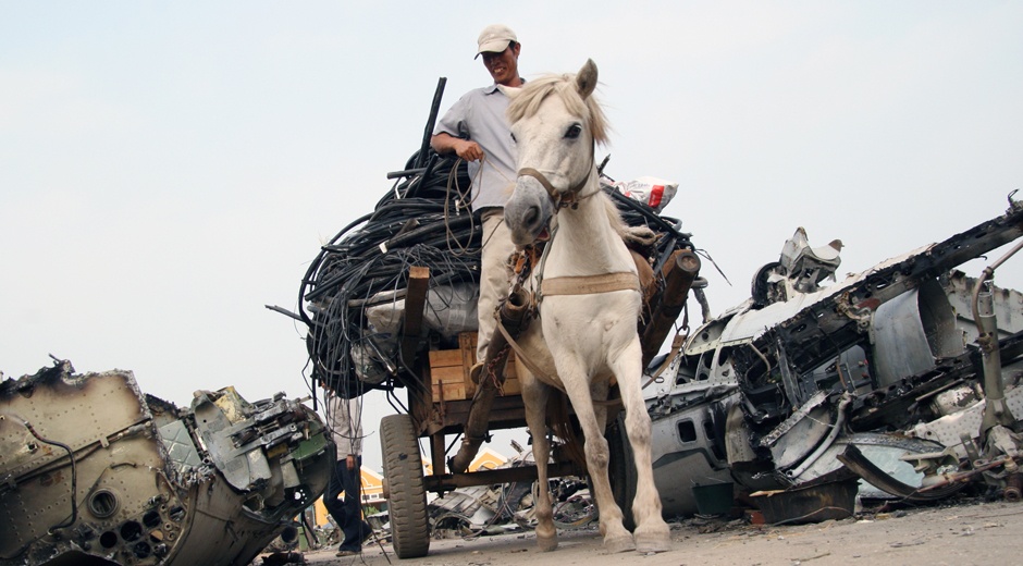 Phia sau vu no chan dong ngoi lang 'mo' xac may bay hinh anh