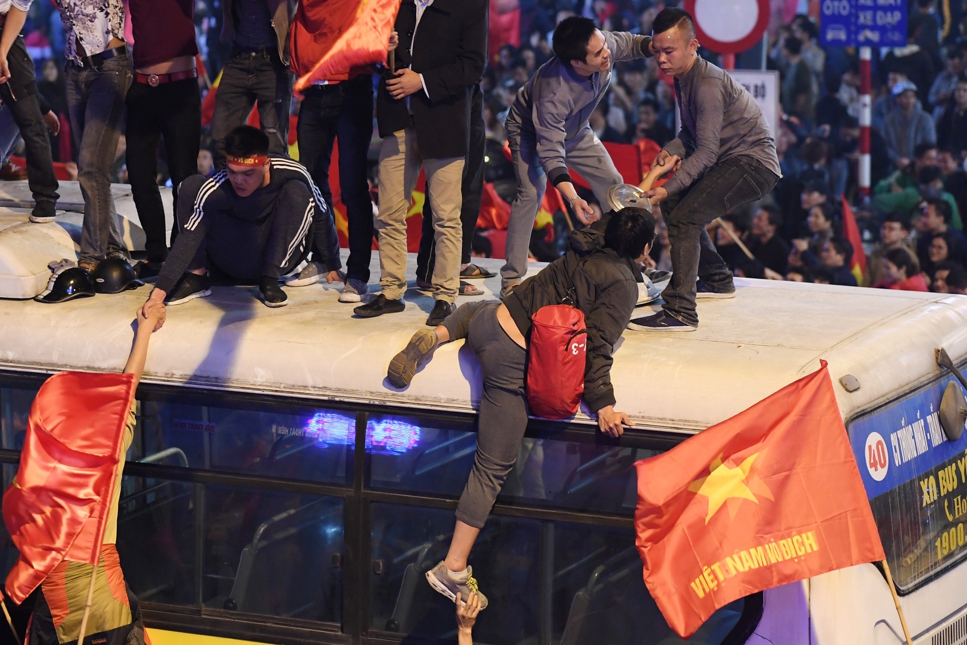 CDV qua khich nhay noc xe buyt an mung bong da U23 Viet Nam hinh anh
