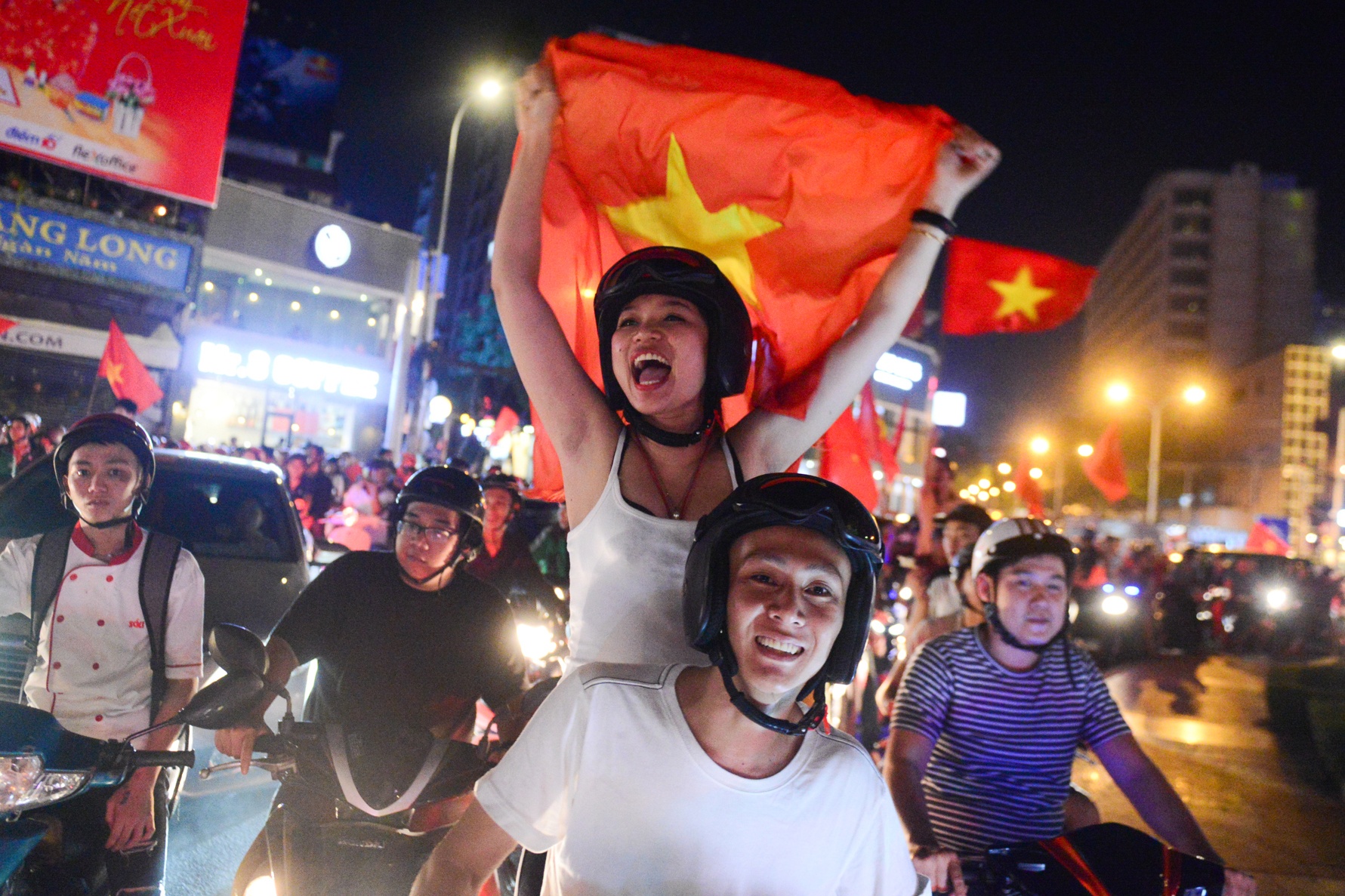 Nguoi ham mo Sai Gon, Ha Noi vo oa niem vui chien thang hinh anh