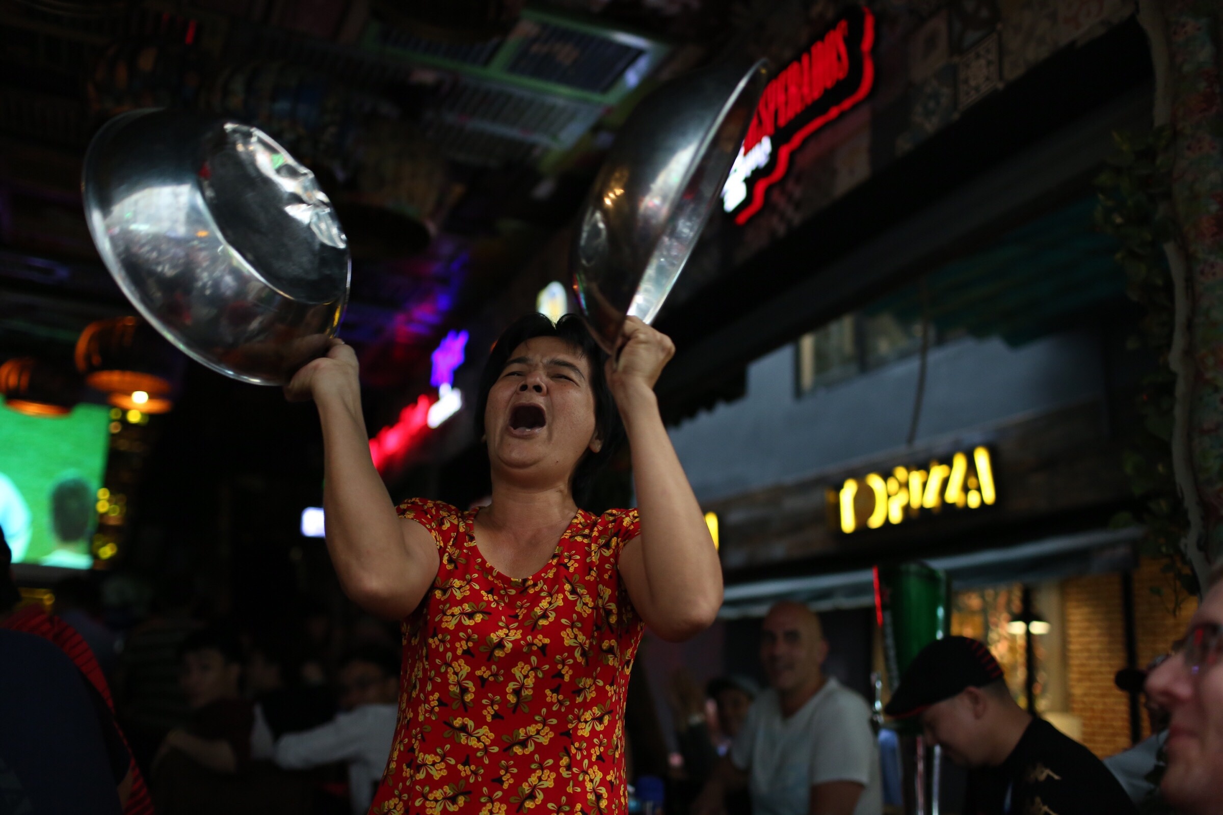 Nguoi ham mo tran ra duong an mung ngay sau tran thang U23 Qatar hinh anh