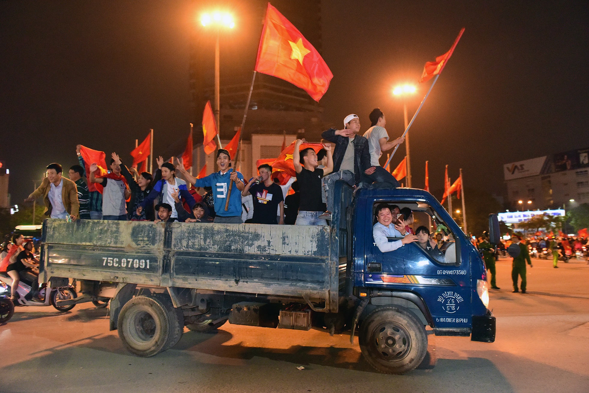 Dieu hanh bang xe tai an mung U23 Viet Nam vao chung ket hinh anh