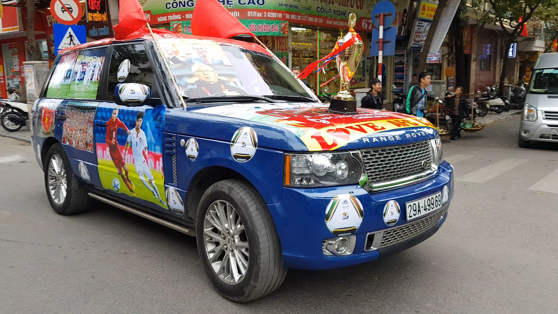 Xe sang ruoc cup vang dieu hanh khap pho Ha Noi hinh anh