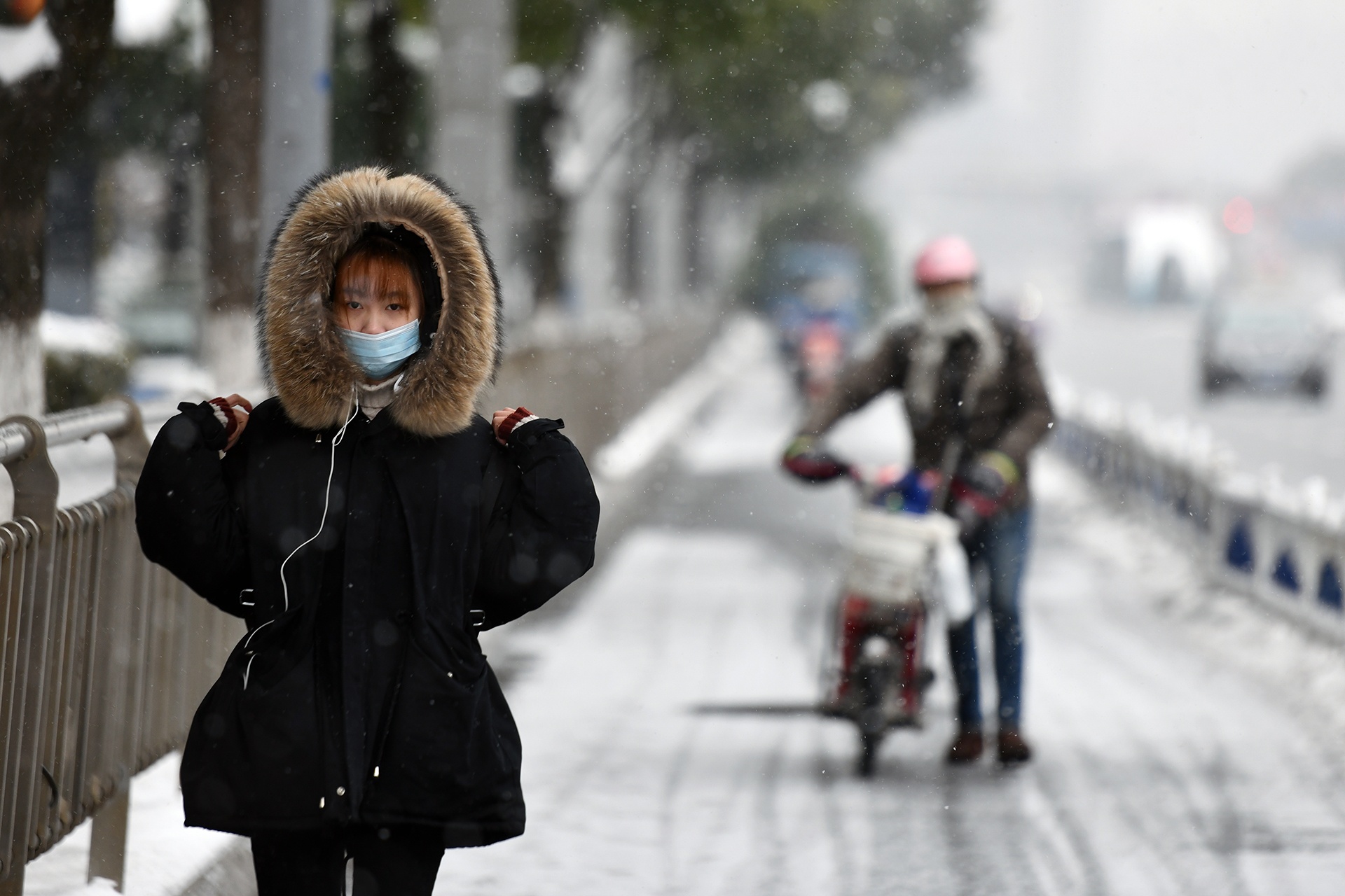 Khung canh trang xoa o Thuong Chau khi tuyet roi hinh anh