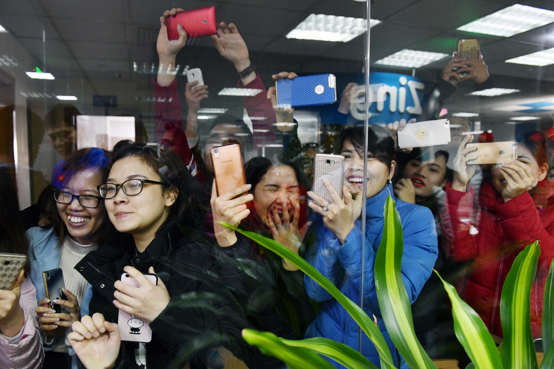 Fan vay Tien Dung, Cong Phuong khi den Zing.vn phong van truc tuyen hinh anh