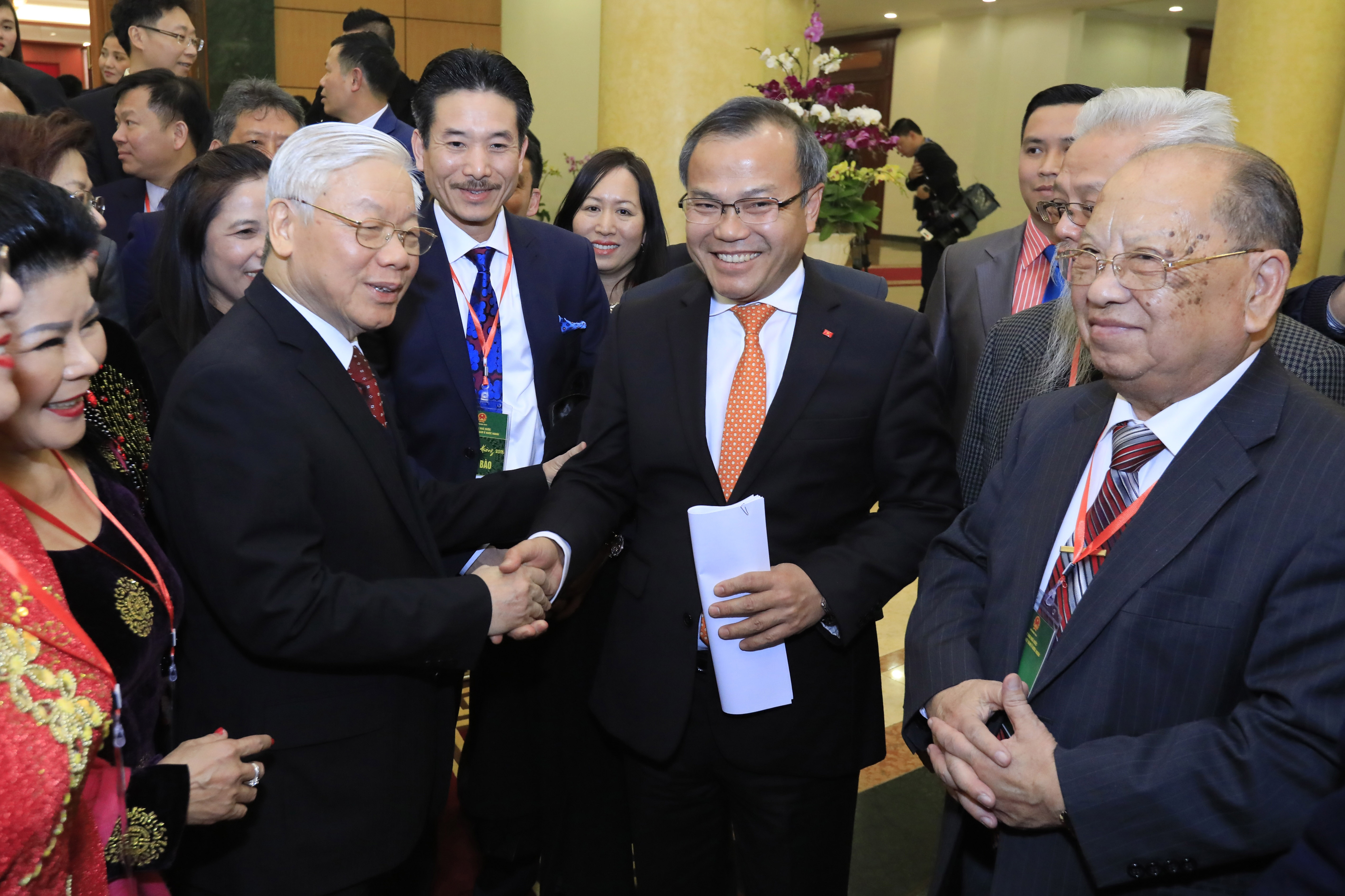 Chu tich nuoc tha ca chep anh 2