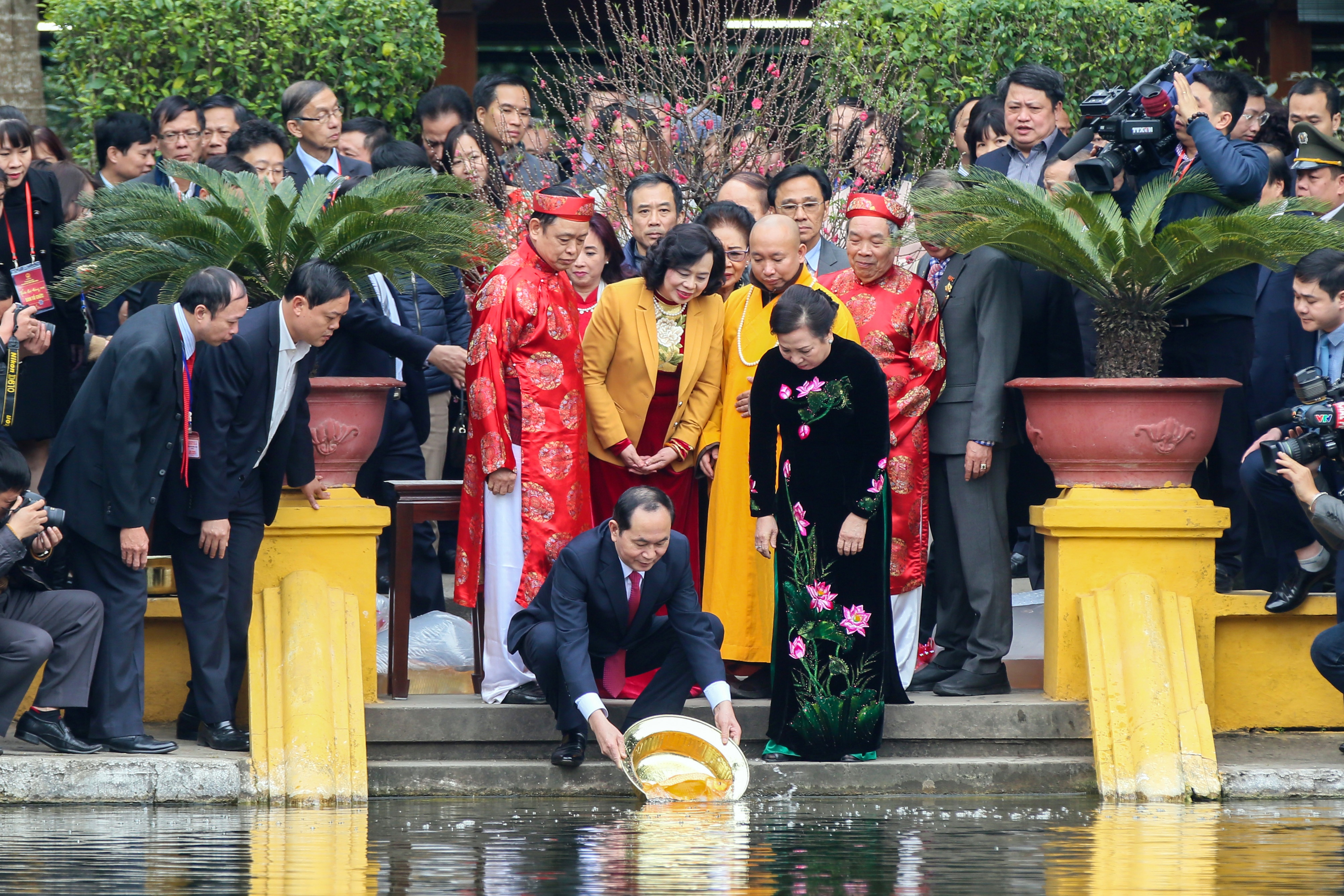 Chu tich nuoc tha ca chep anh 5