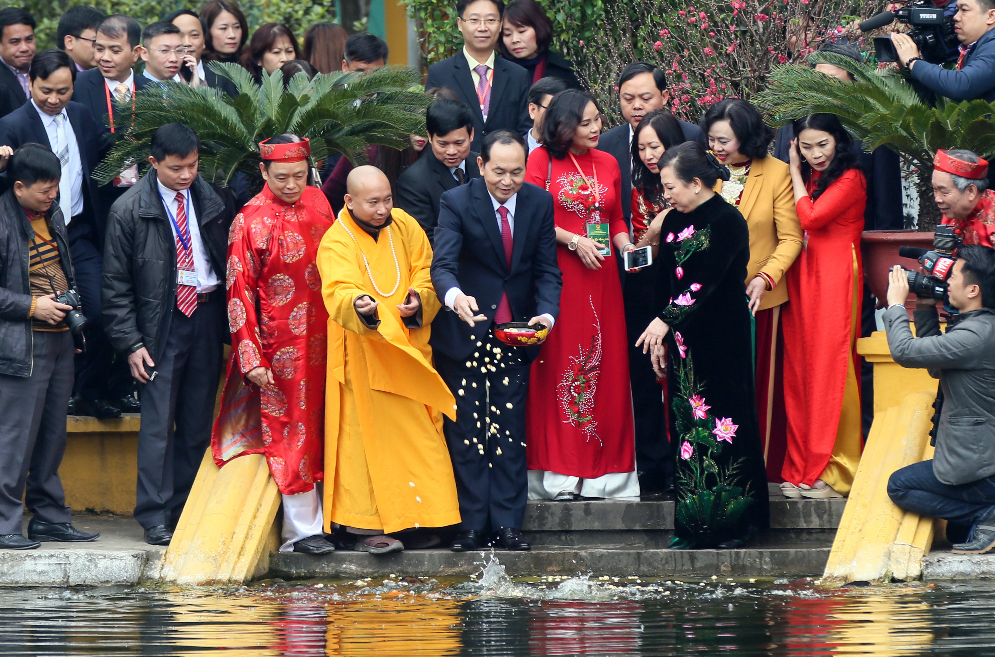 Chu tich nuoc tha ca chep anh 6