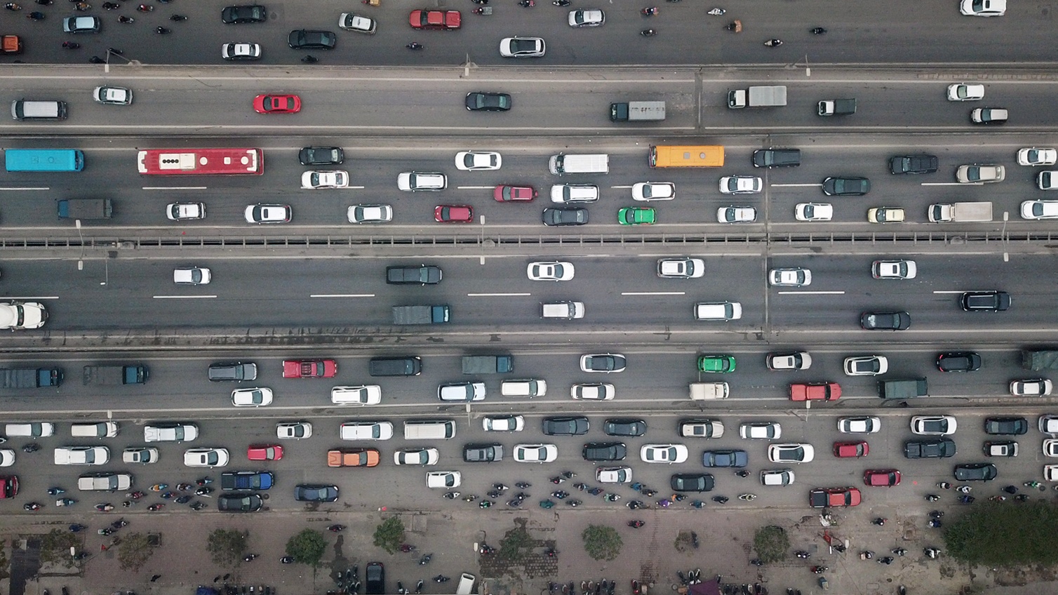 Nguoi dan chat vat tim loi thoat khoi cua ngo Ha Noi hinh anh