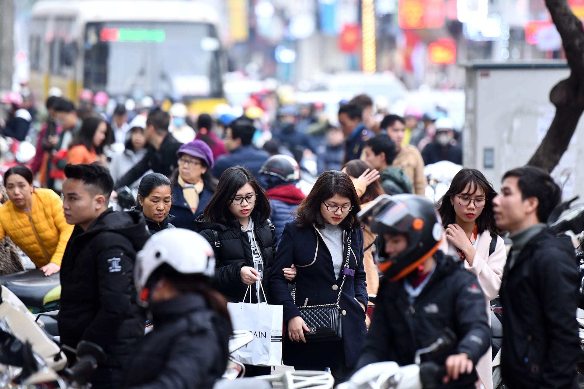 Nguoi dan do xo sam Tet, tuyen pho thoi trang te liet hinh anh