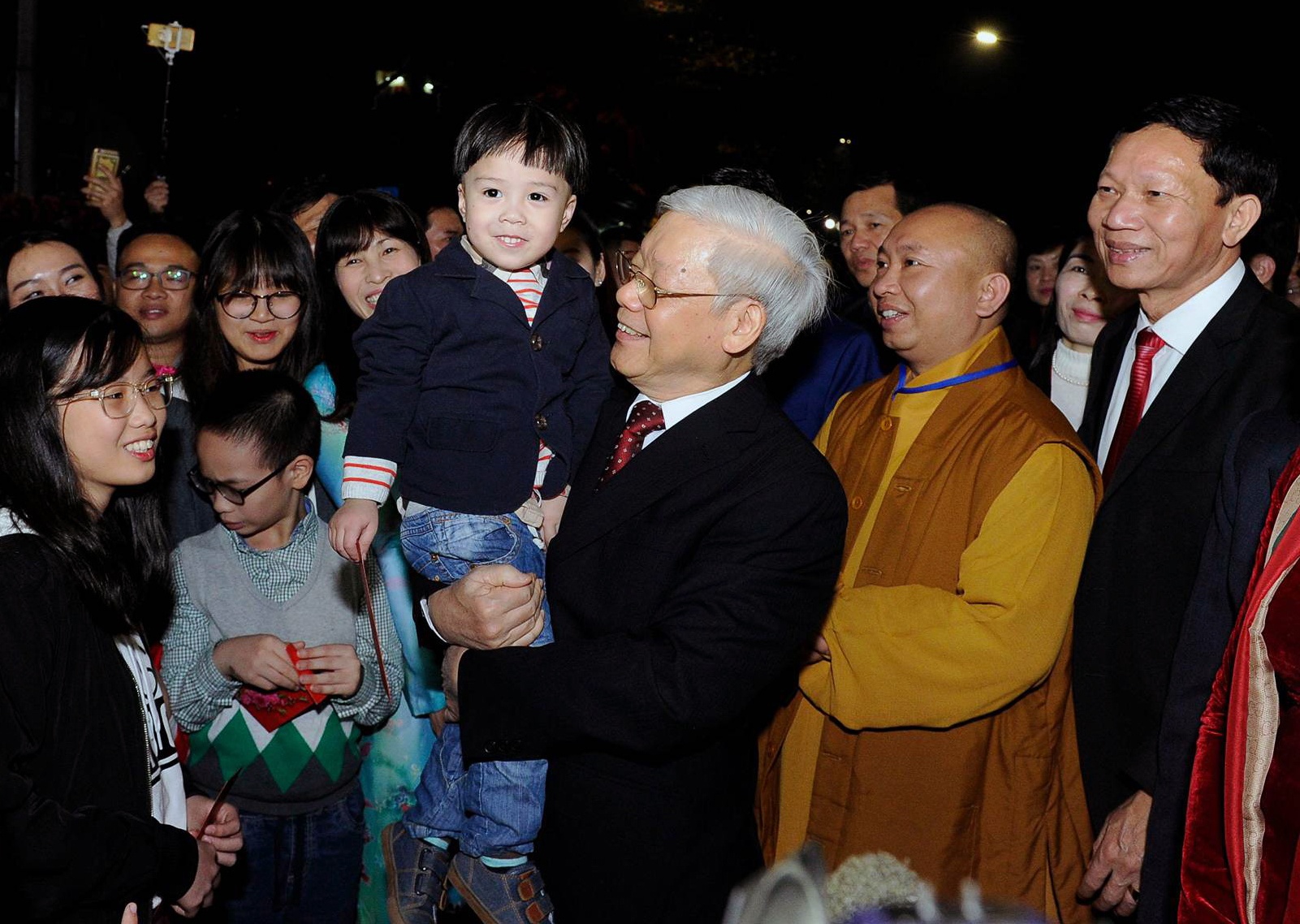 Tong bi thu Nguyen Phu Trong chuc Tet nguoi dan o pho di bo hinh anh