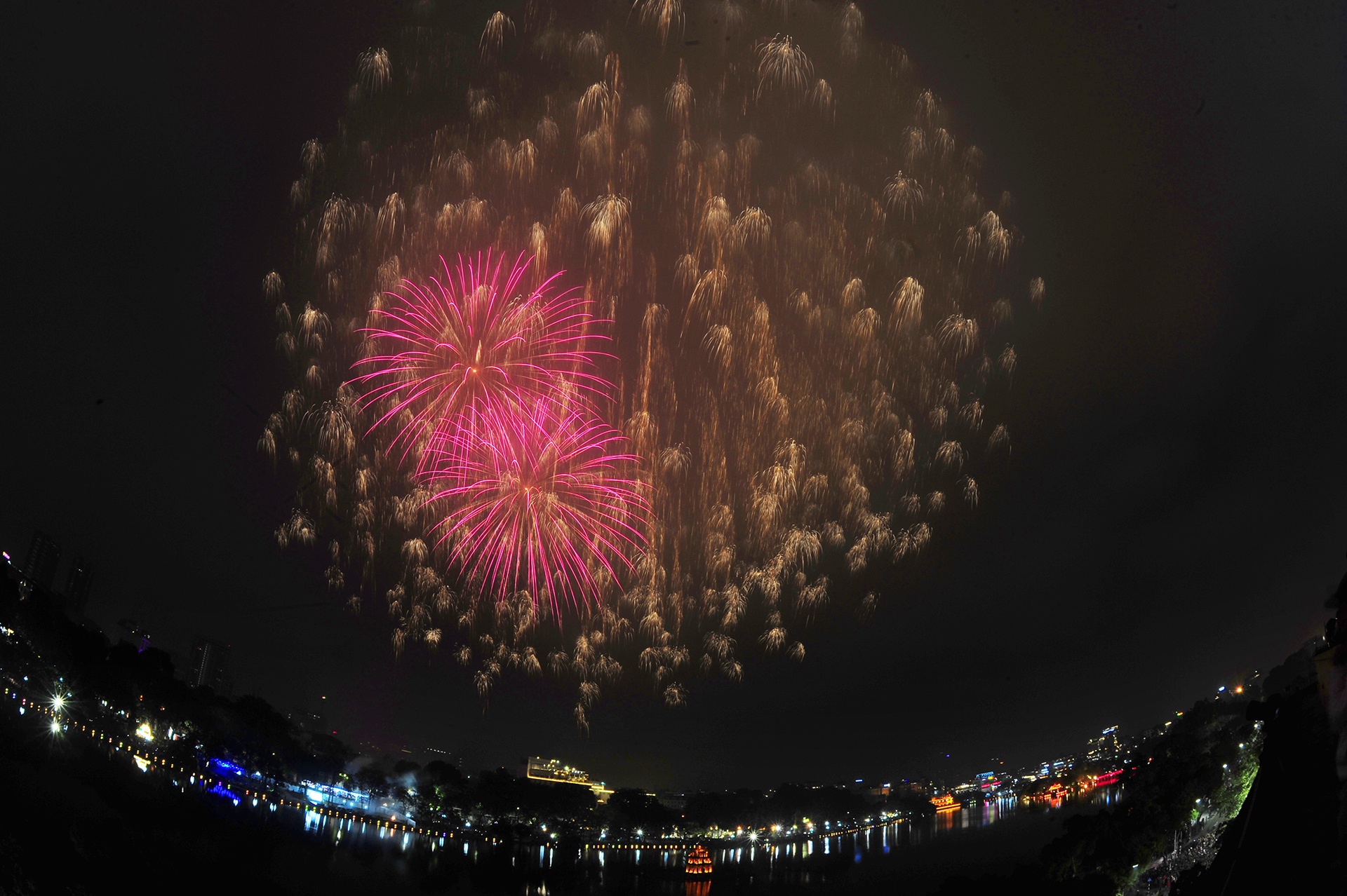 15 phut phao hoa chao nam moi tai Ha Noi, Sai Gon hinh anh