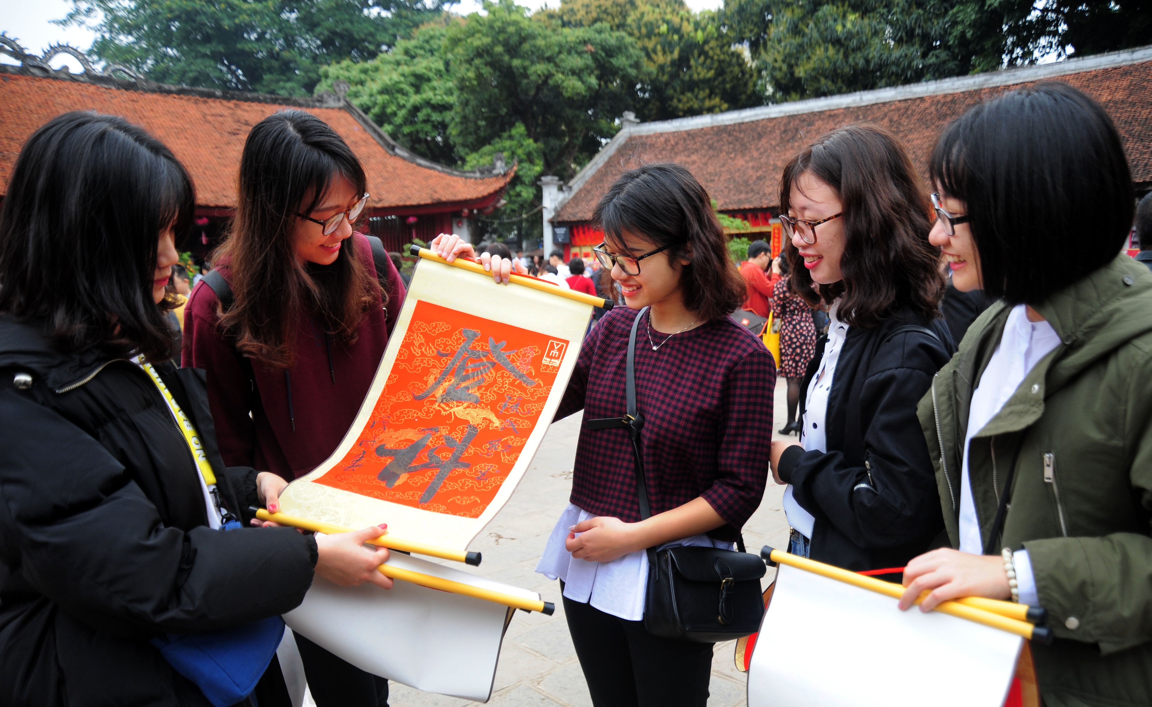 Nguoi dan hao huc khai hoi xuan Van Mieu ngay mung 2 Tet hinh anh