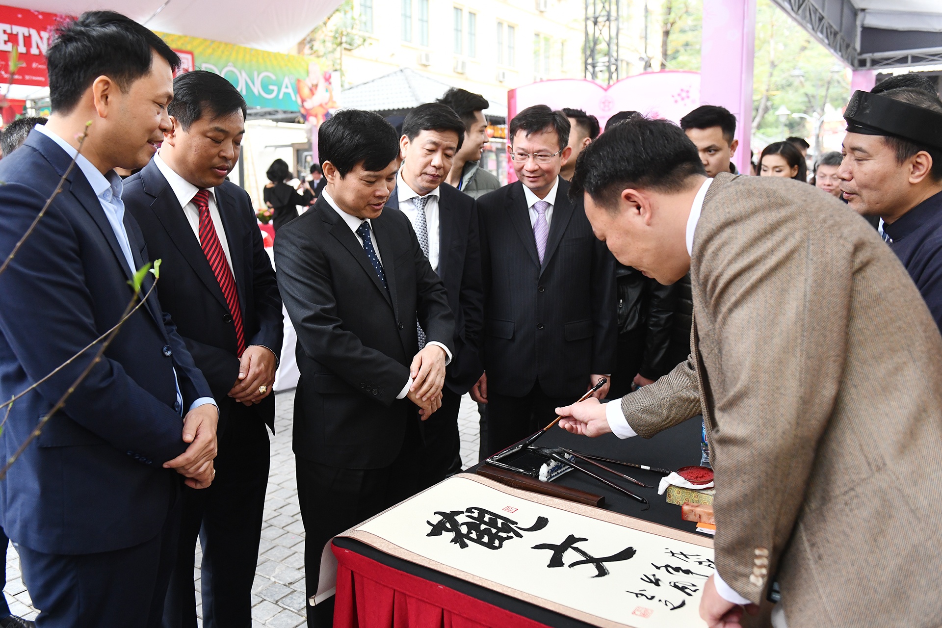 Pho chu tich Ha Noi xin chu thu phap tai Pho sach Xuan hinh anh