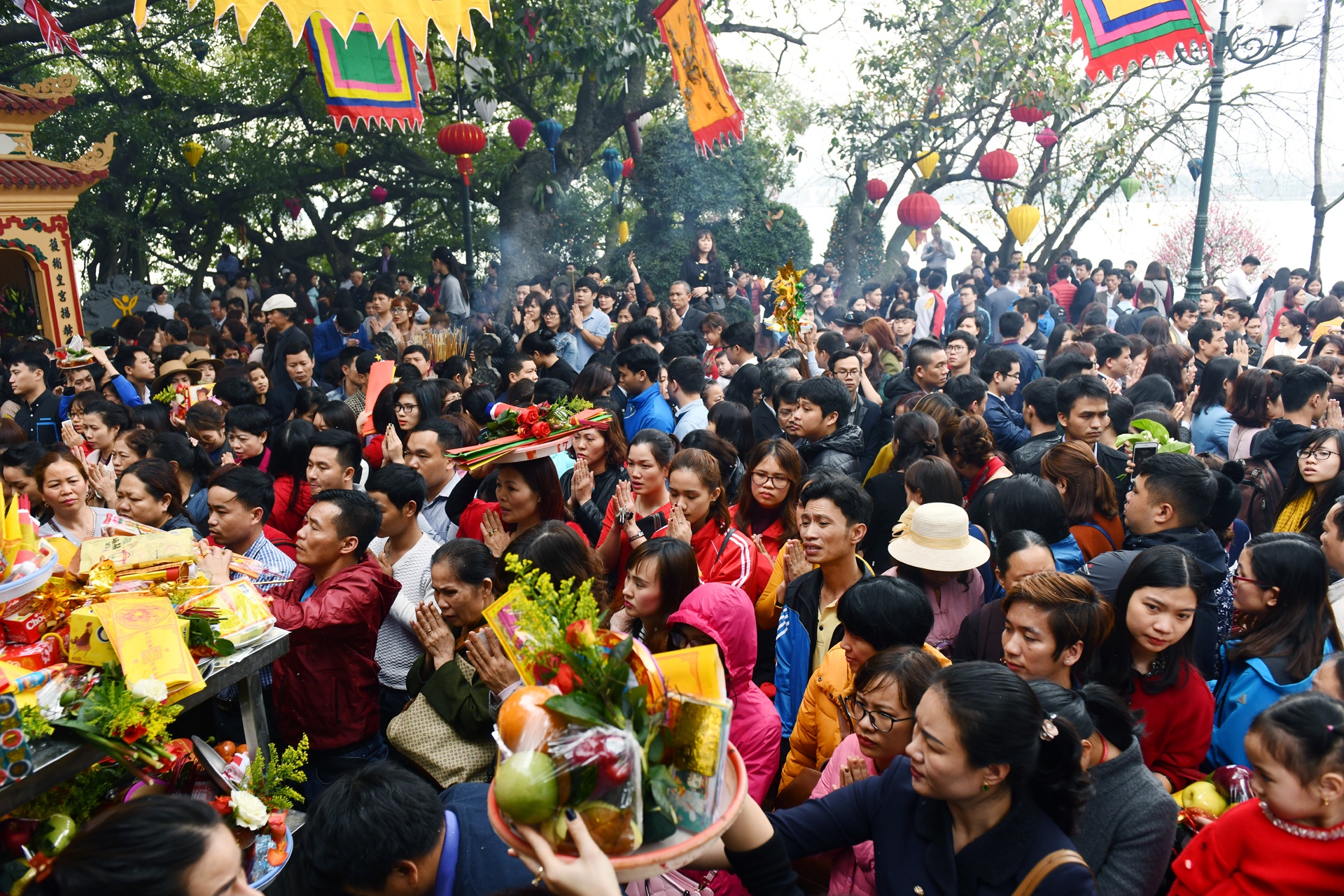 dan cong so di le phu Tay Ho anh 3