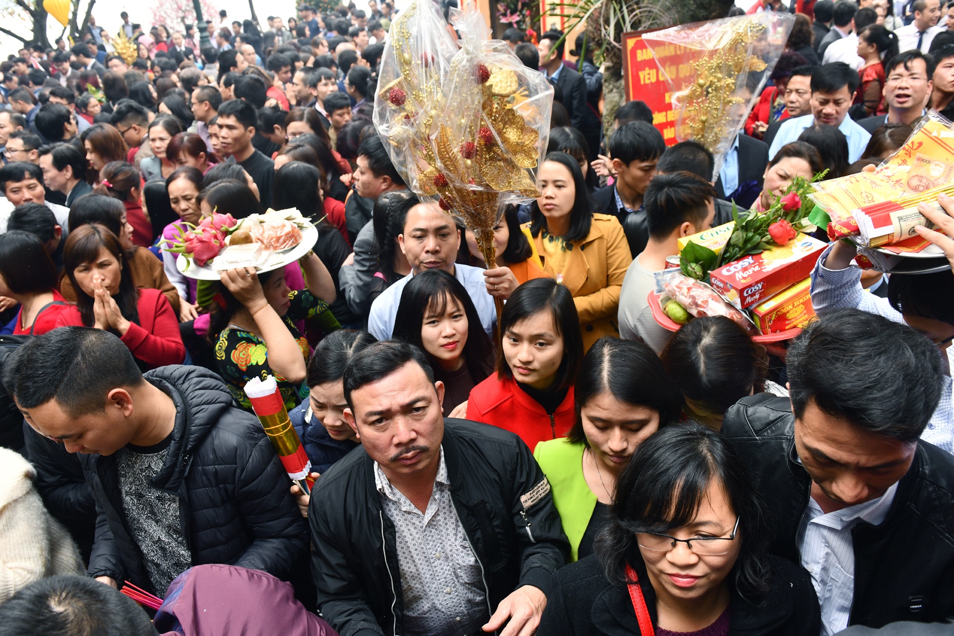 dan cong so di le phu Tay Ho anh 4