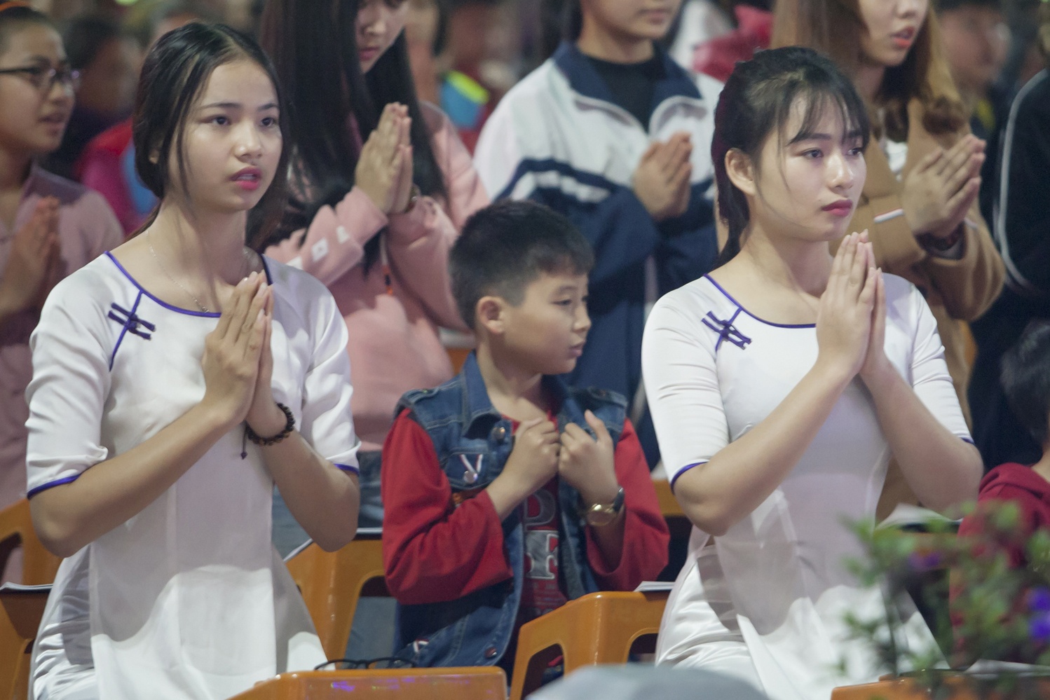 Thieu nu di chua cau an dau nam moi hinh anh