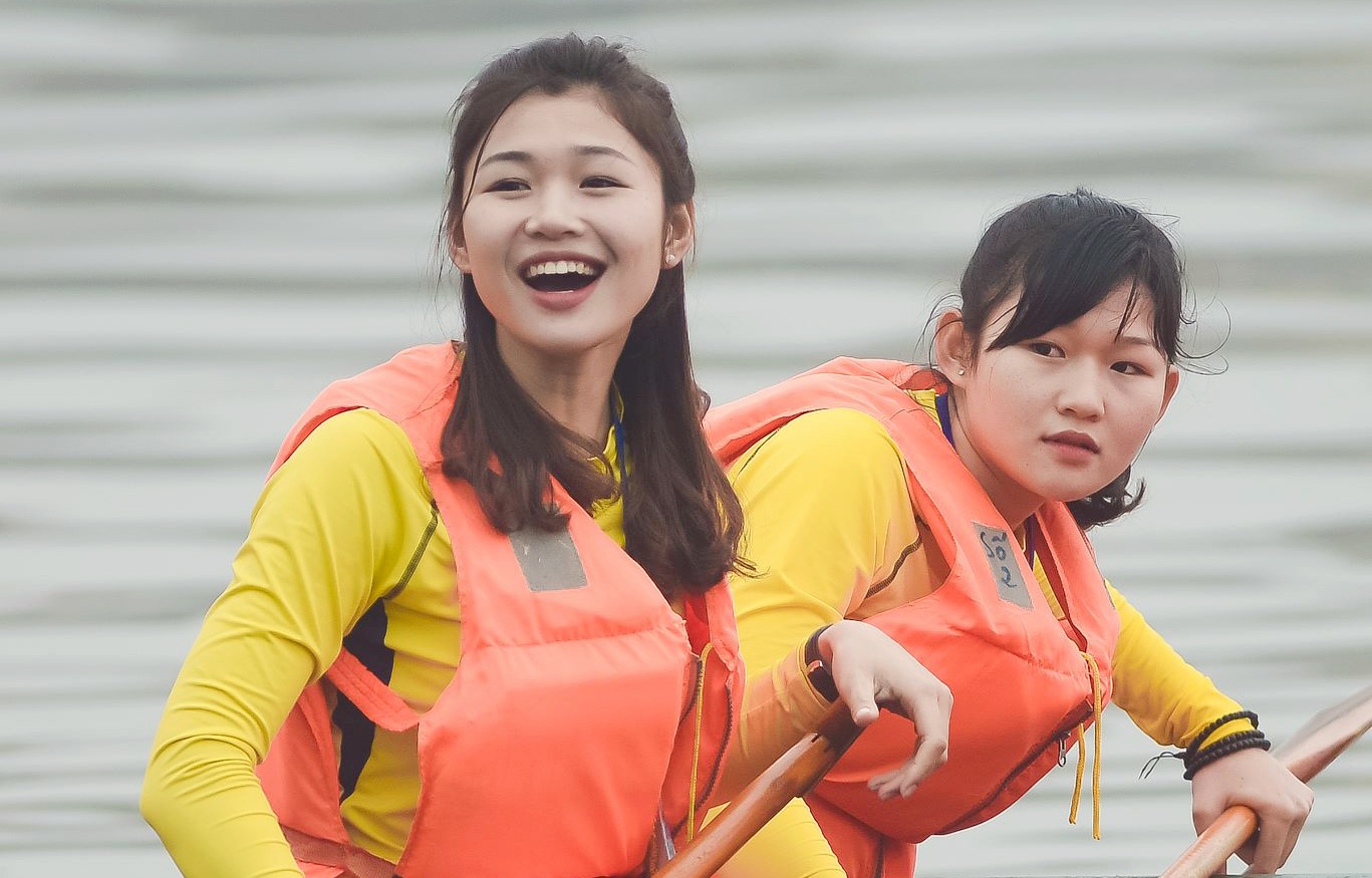 A khoi xu tra xinh dep noi bat o hoi dua thuyen tren ho Tay hinh anh