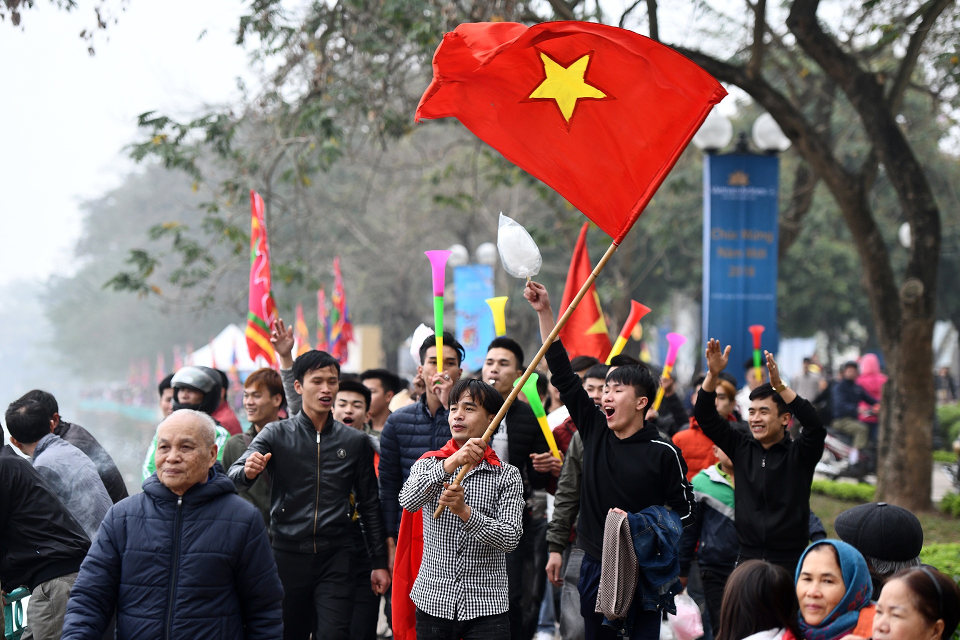 dua thuyen ho Tay anh 15