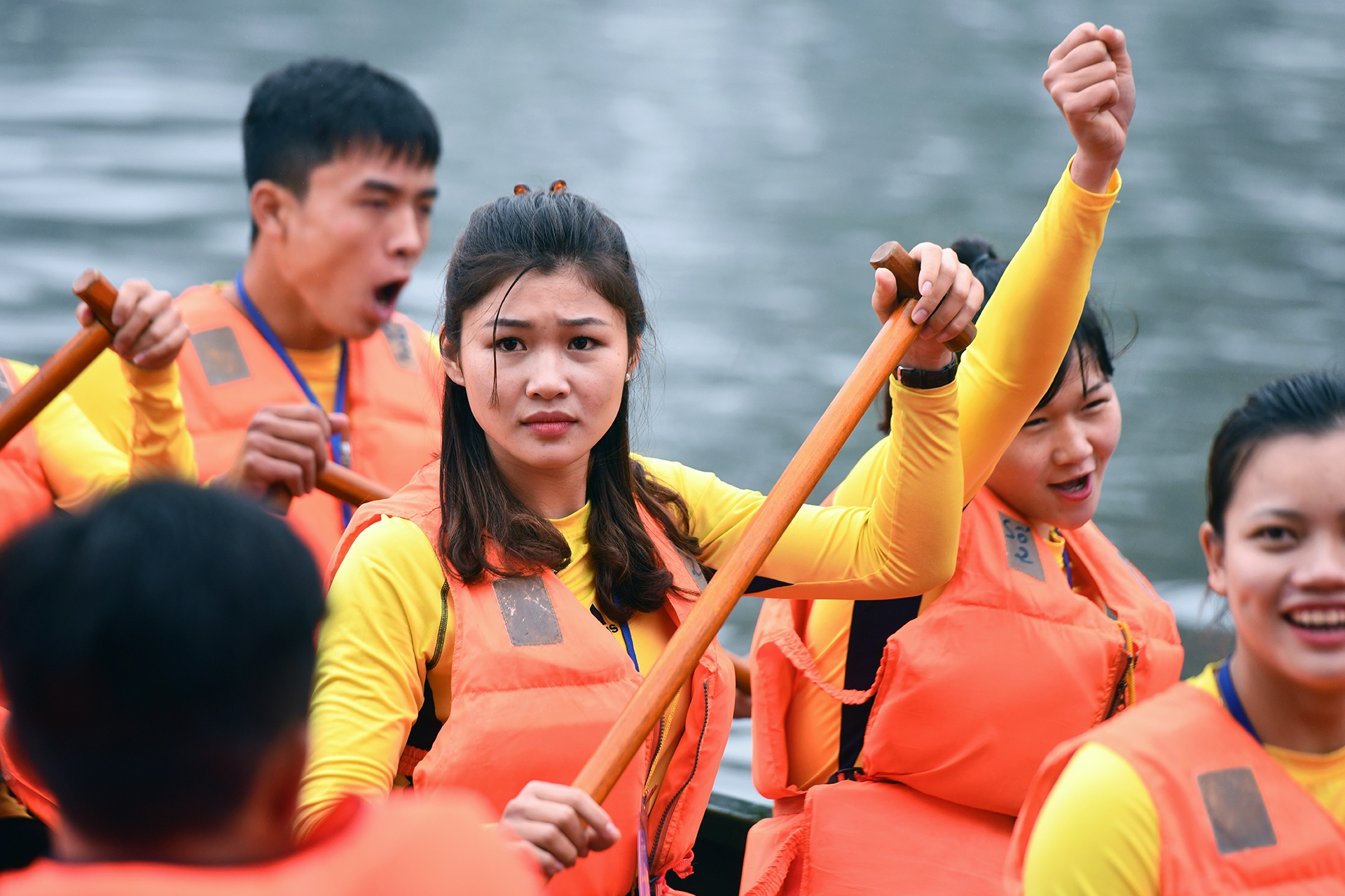 Hao huc xem dua thuyen rong tren ho Tay hinh anh