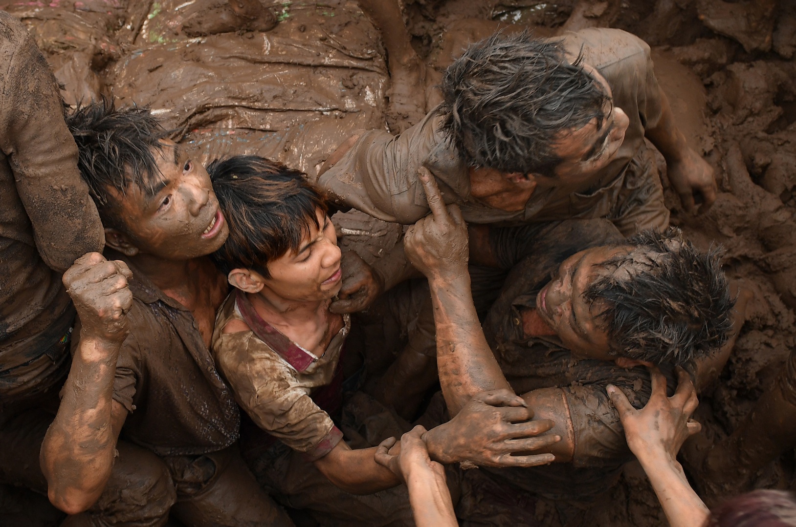 Cuoc chay dua cua cac tay may trong vu hon chien cuop phet tren bun hinh anh