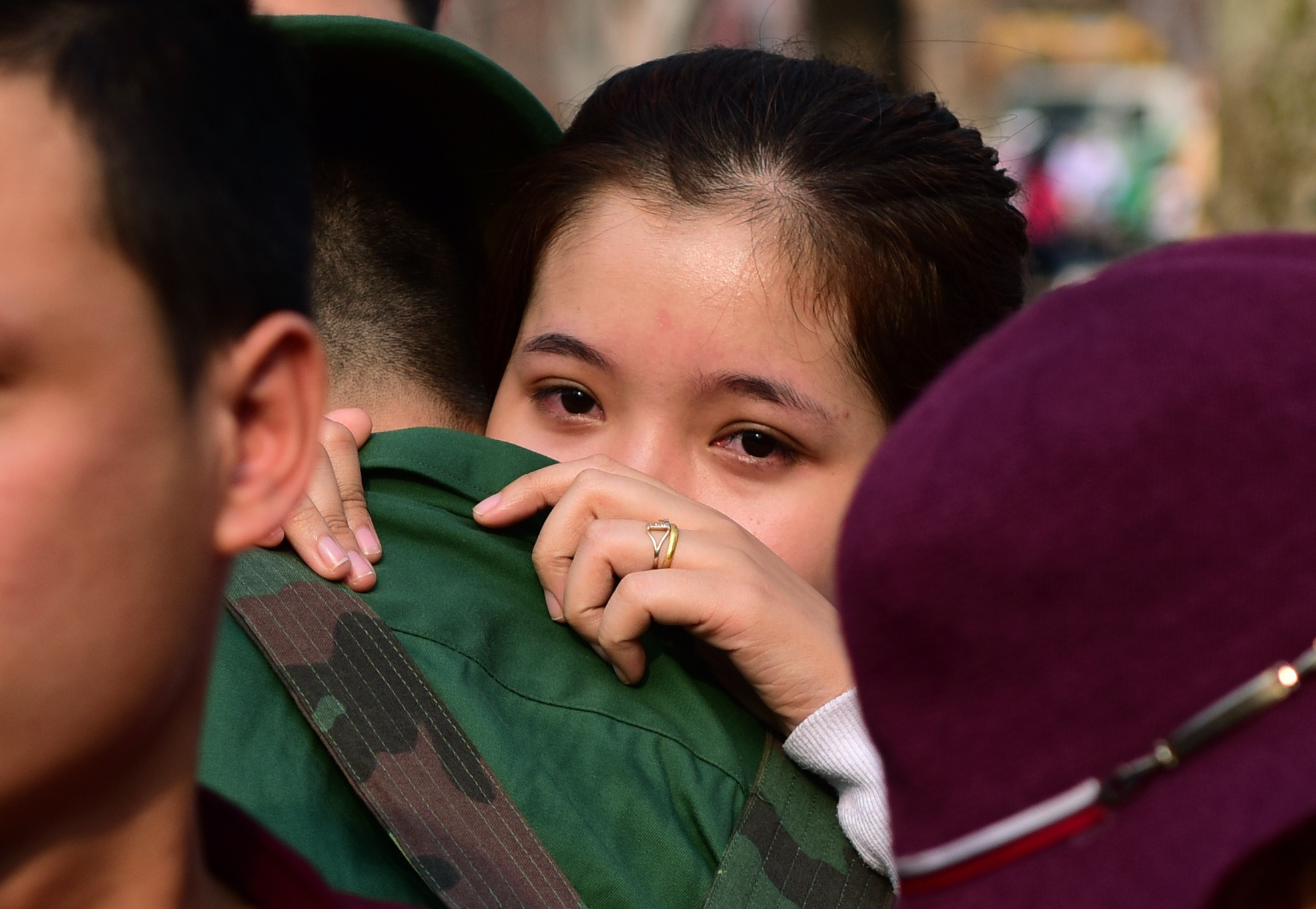 Cuoc chia tay cua tan binh voi nguoi than tren san ga hinh anh