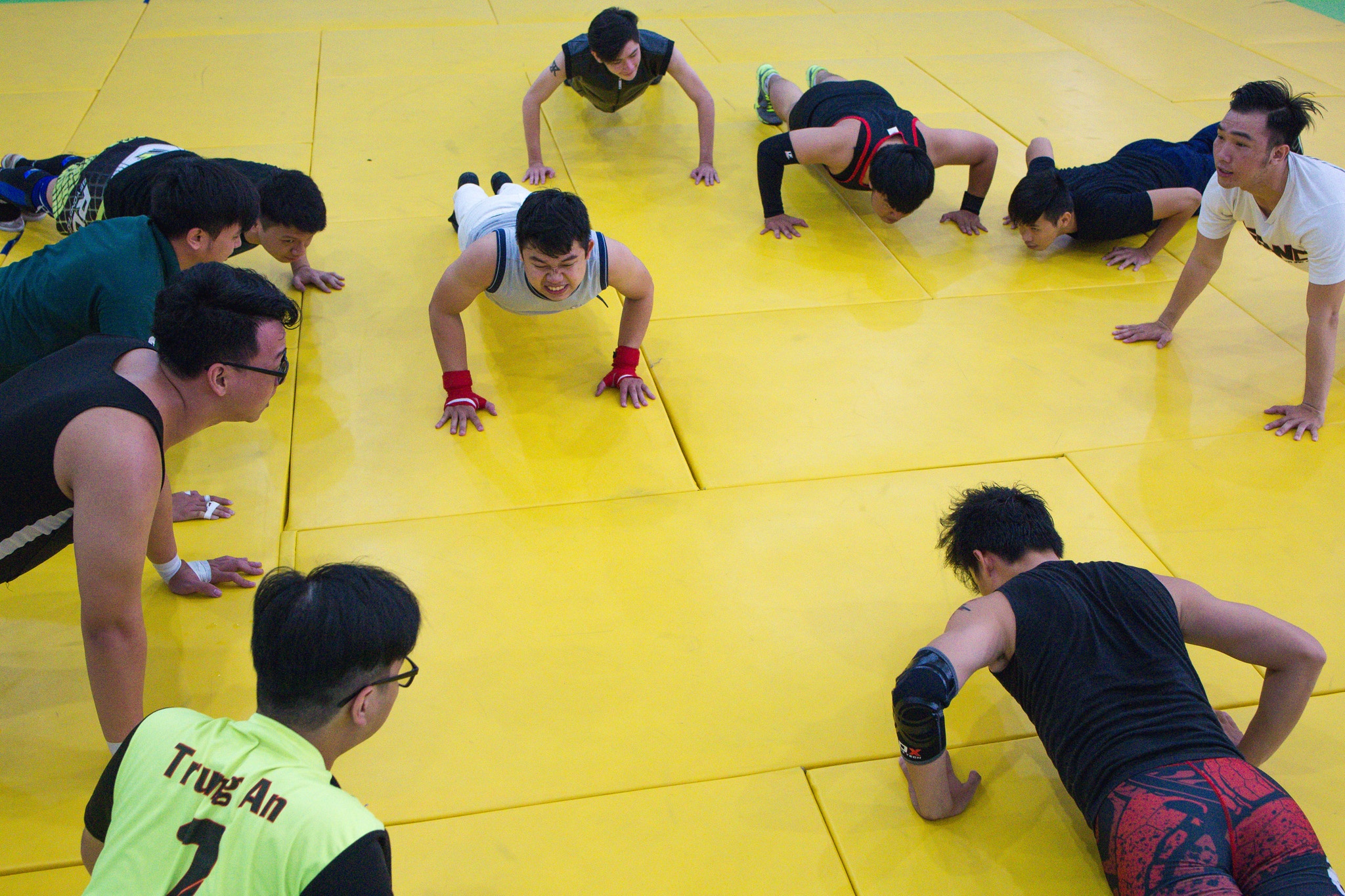 Nhung pha luyen dau vat bieu dien tren san tap hinh anh