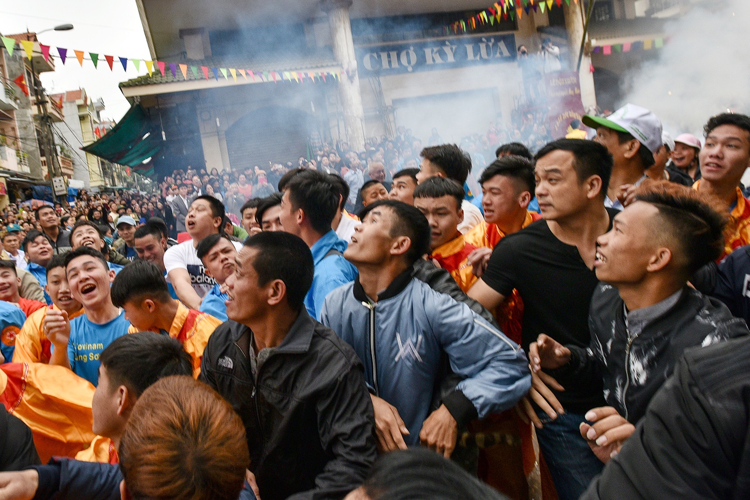 Hang tram thanh nien tranh gianh dau phao o Lang Son hinh anh