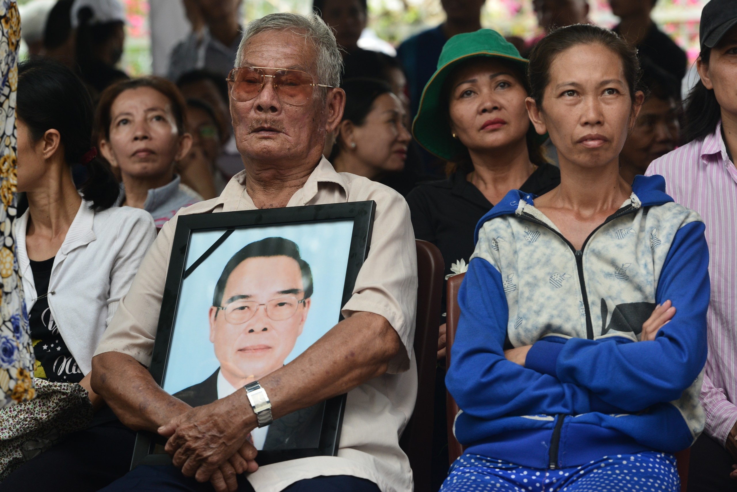 Nguoi dan lap ban tho ben duong tien biet ong Sau Khai hinh anh