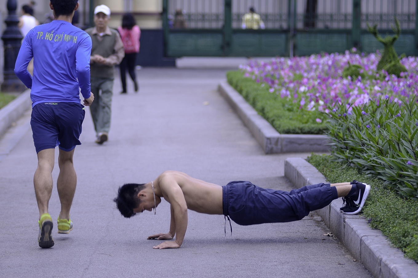 Thanh nien cung cu gia tap the duc trong ngay ret dot ngot o Ha Noi hinh anh