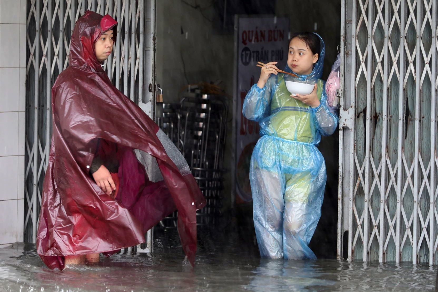 Hue ngap ung sau mua anh 9