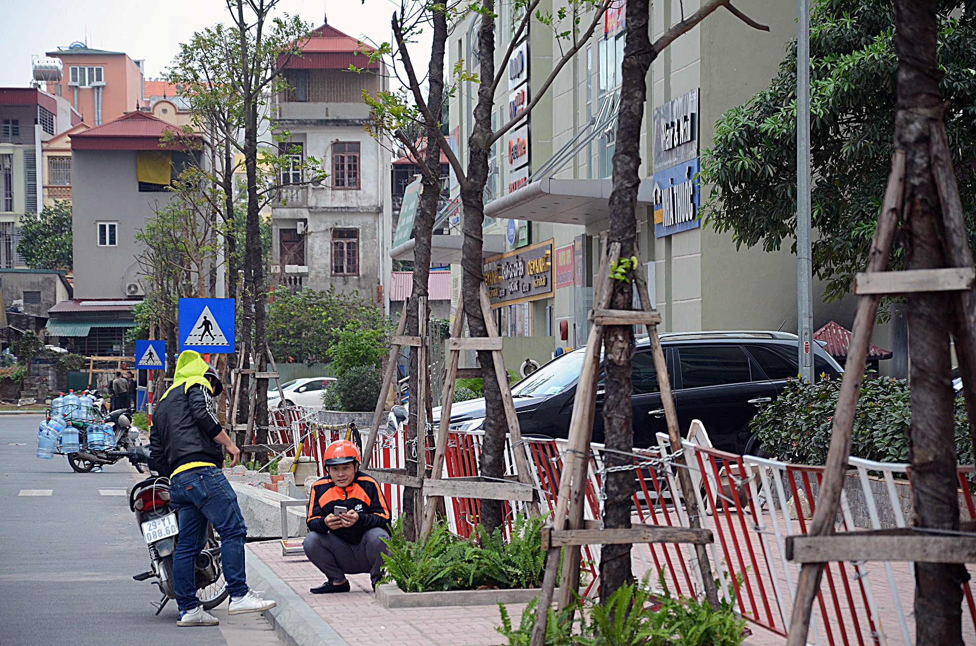 ra vao chung cu Goldmark bang treo rao anh 1