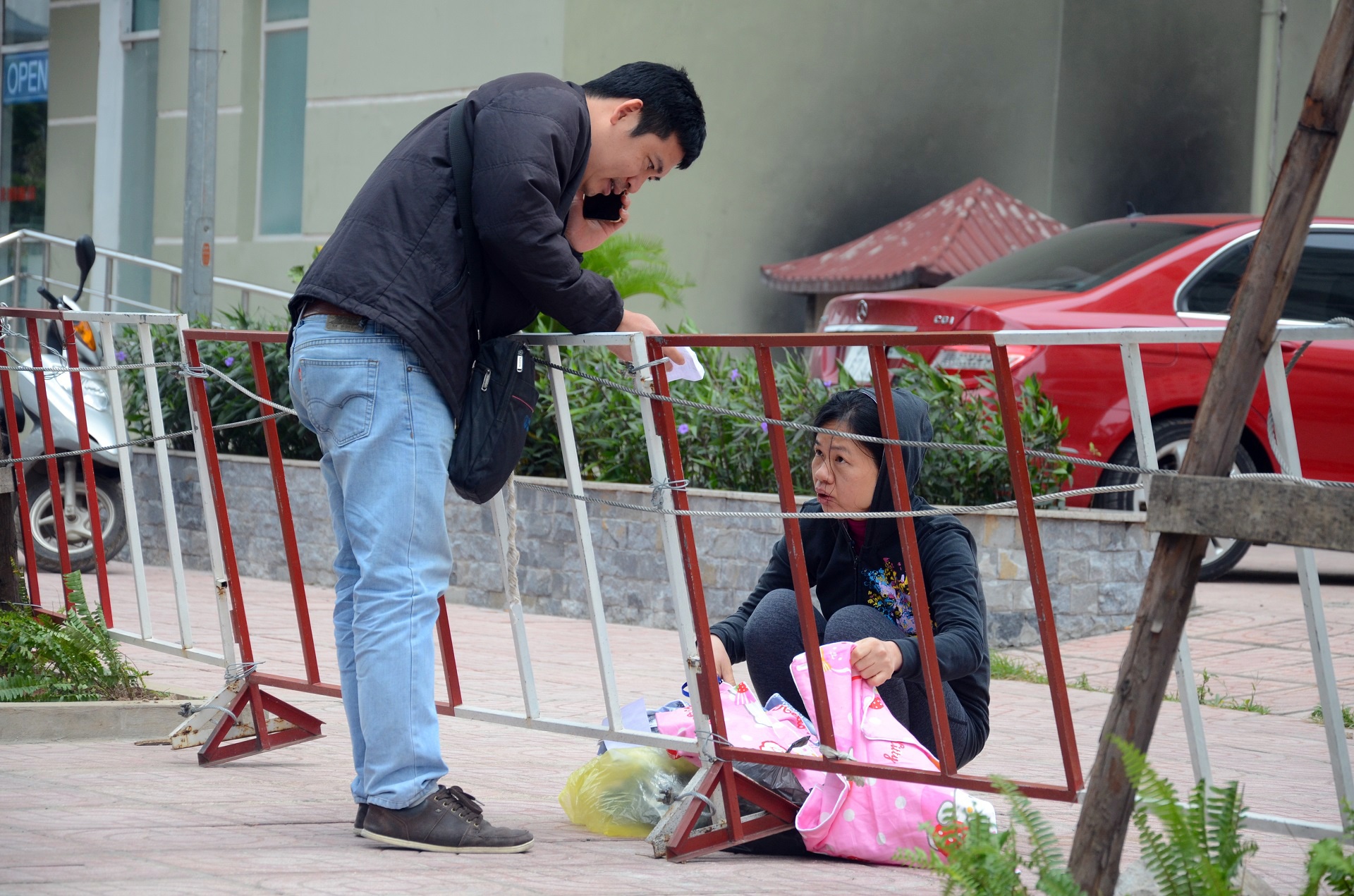 ra vao chung cu Goldmark bang treo rao anh 5