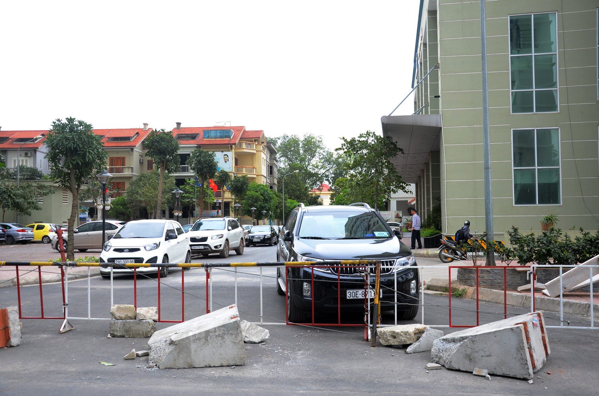 ra vao chung cu Goldmark bang treo rao anh 3