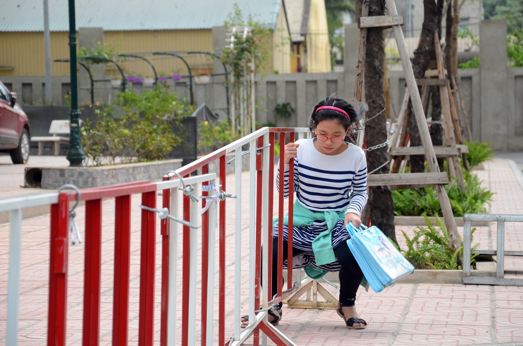 ra vao chung cu Goldmark bang treo rao anh 9