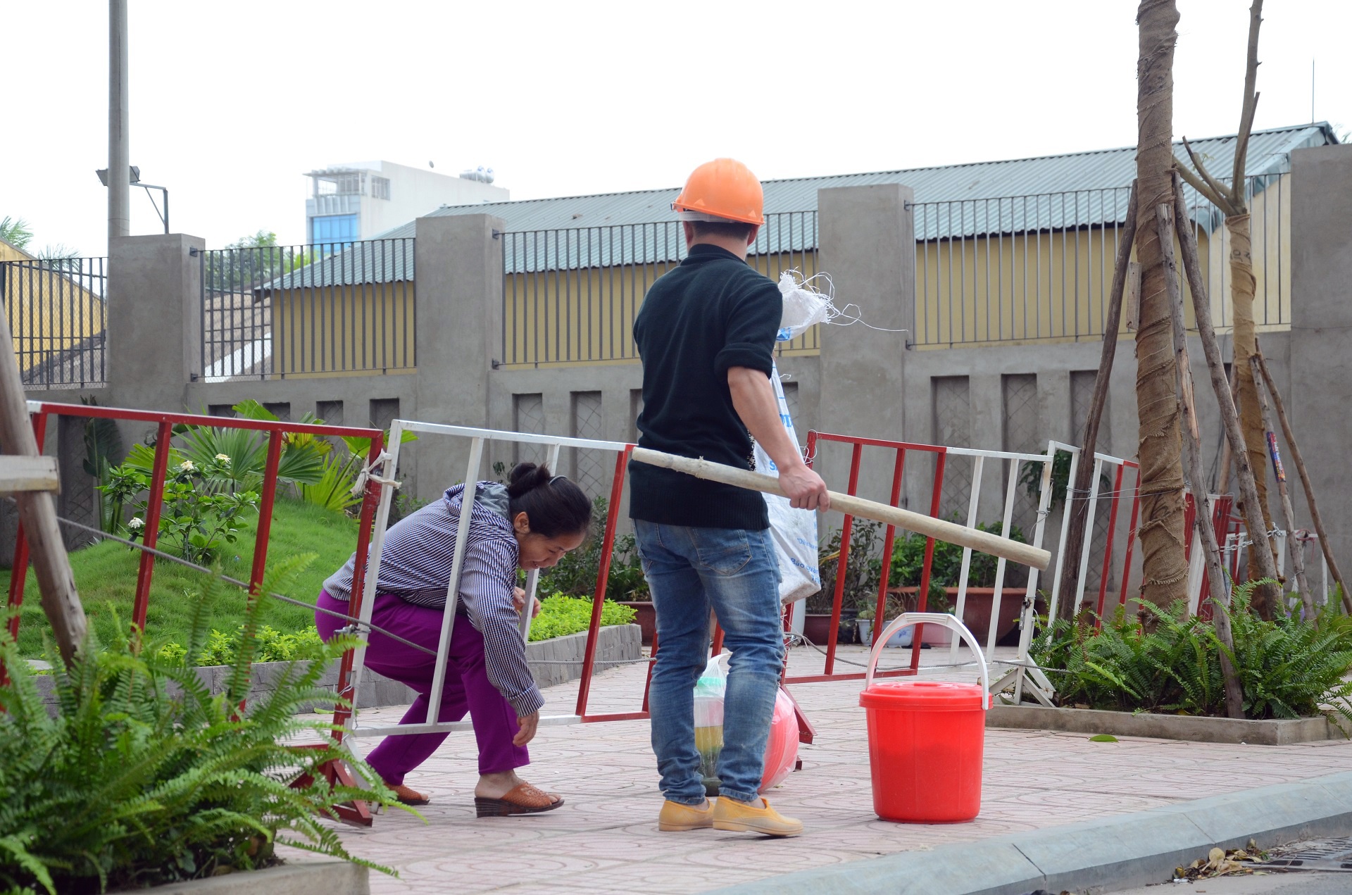 ra vao chung cu Goldmark bang treo rao anh 6