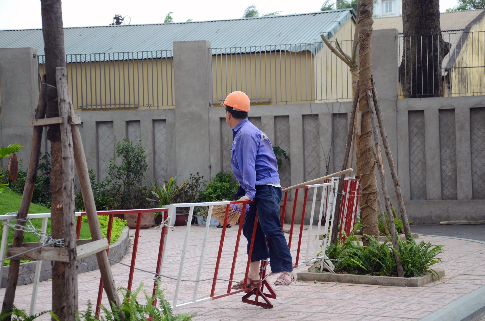 ra vao chung cu Goldmark bang treo rao anh 10