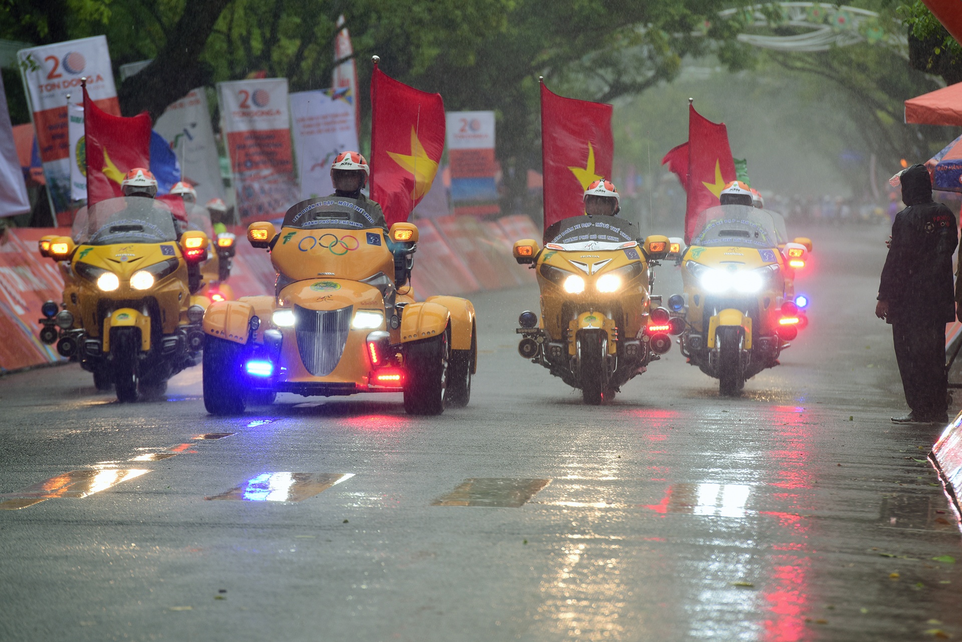 Nguoi Hue do ra duong xem dua xe dap trong mua hinh anh