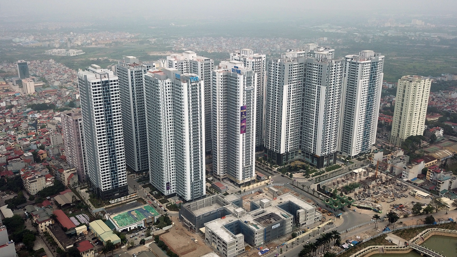 ra vao chung cu Goldmark bang treo rao anh 11