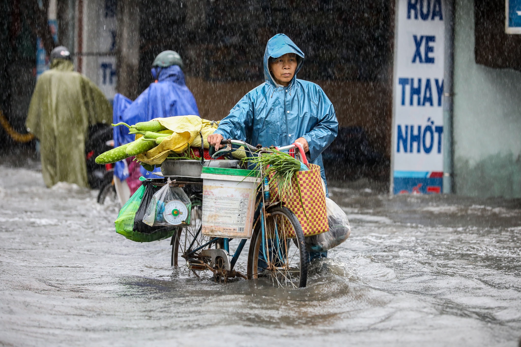 Hue ngap ung sau mua anh 4