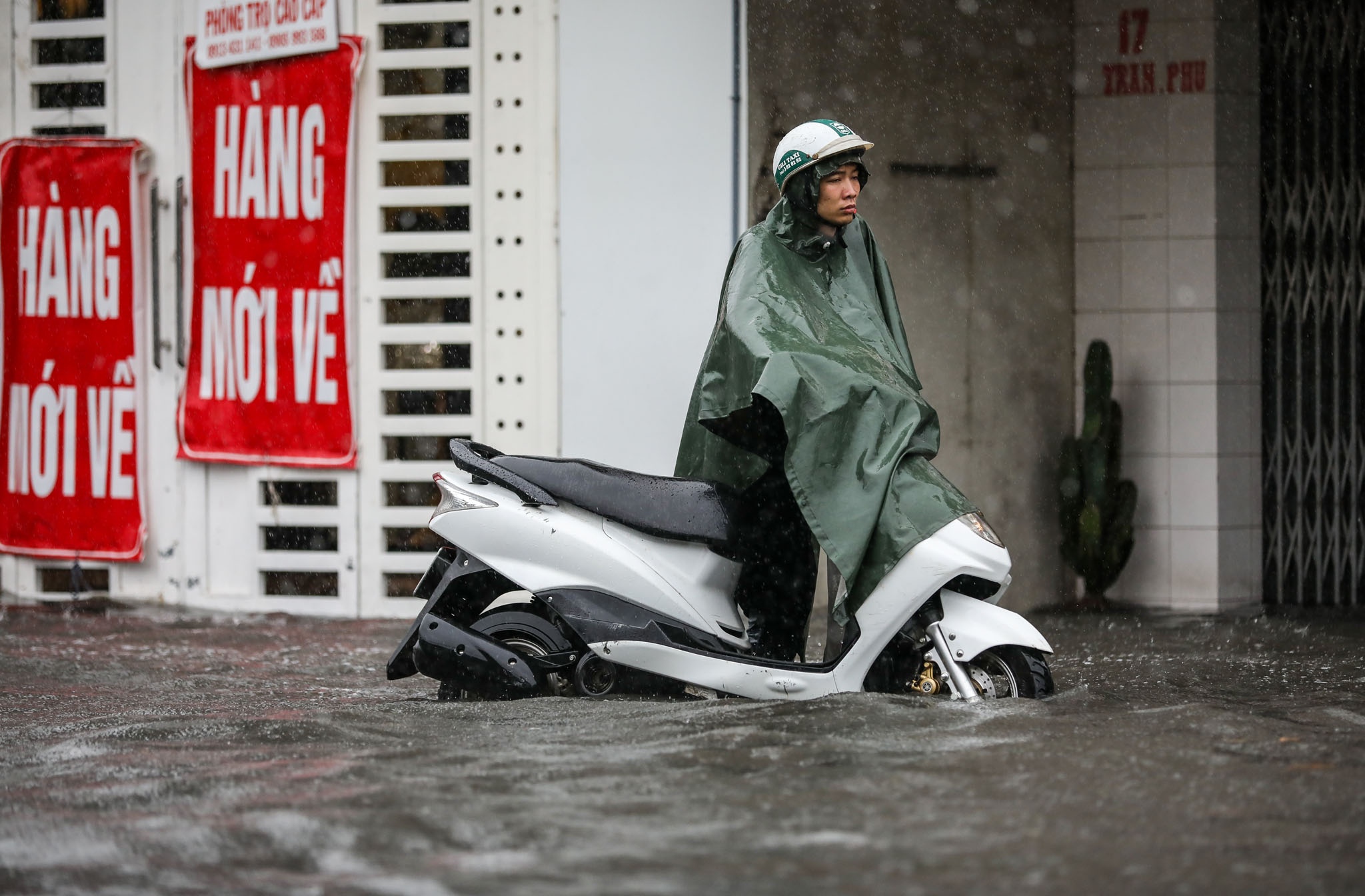 Hue ngap ung sau mua anh 3