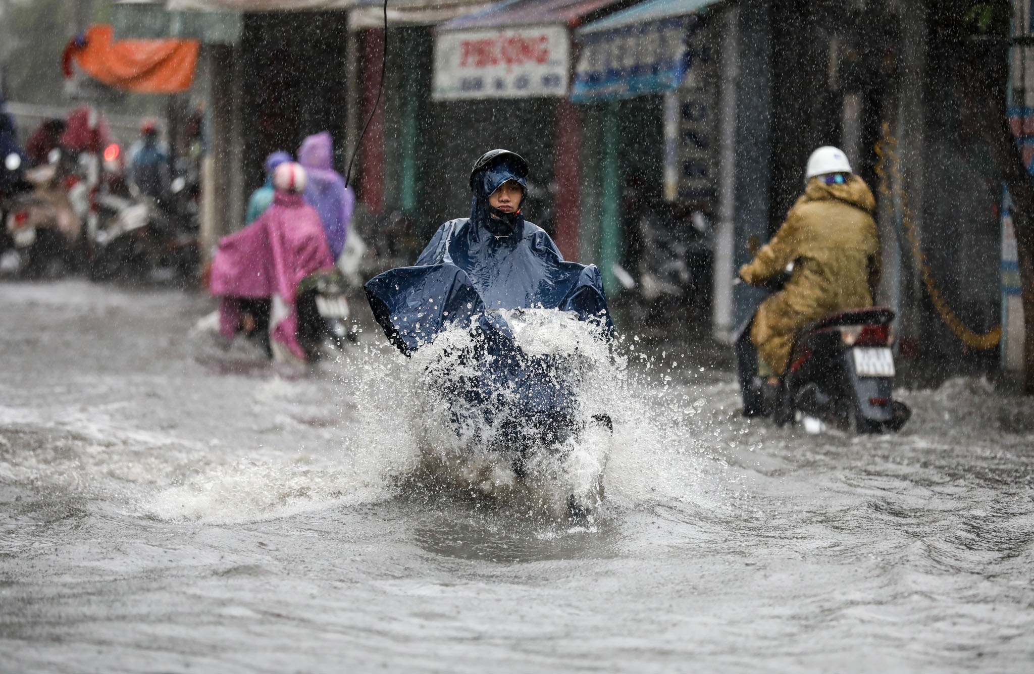 Hue ngap ung sau mua anh 2