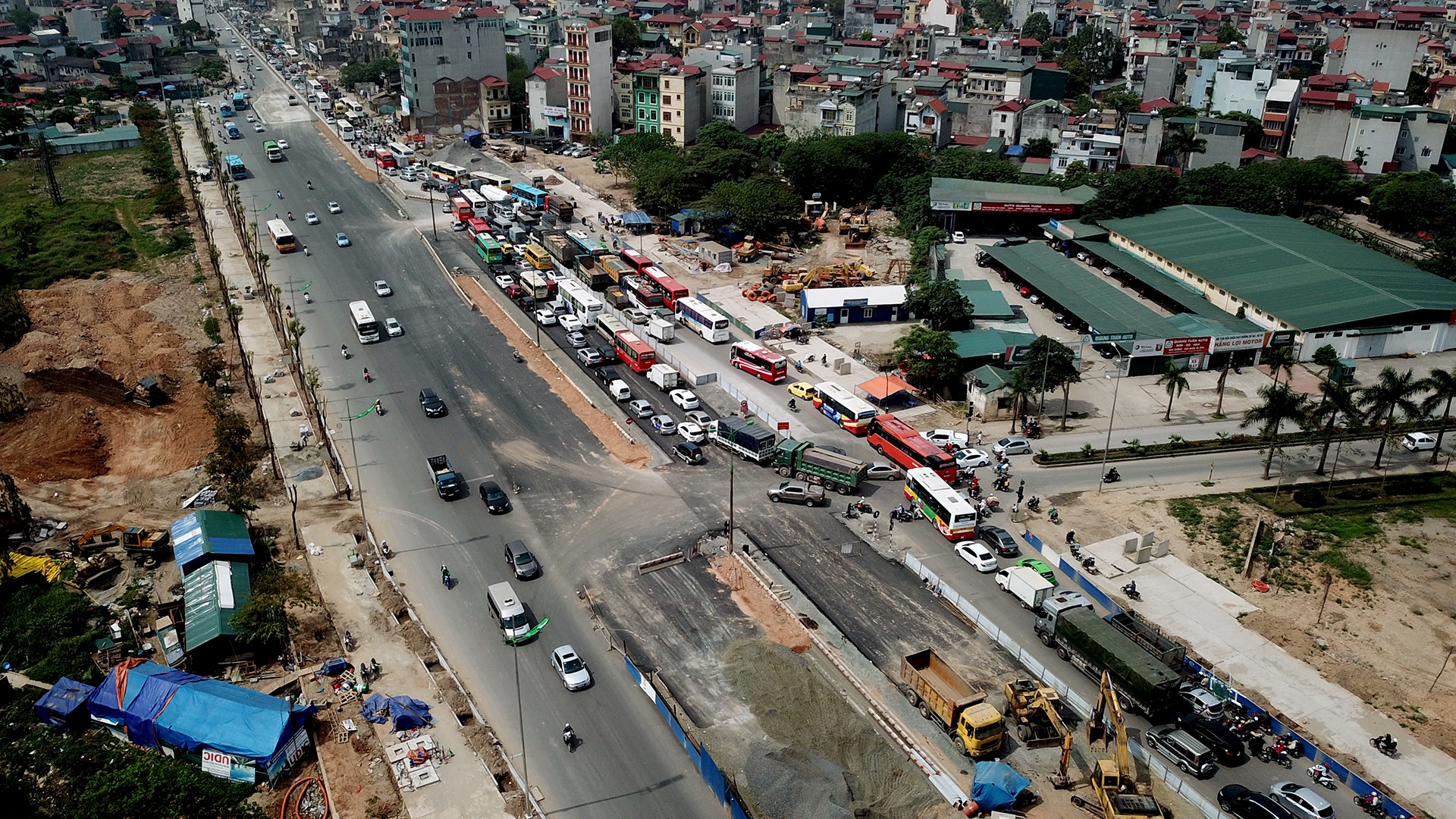 un tac tren duong Pham Van Dong anh 1