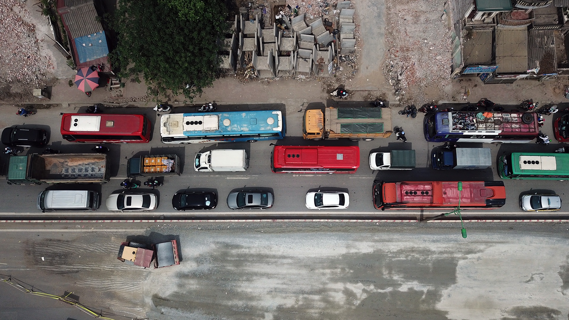 Oto xep hang dai 1 km tren duong tu Noi Bai vao noi do hinh anh