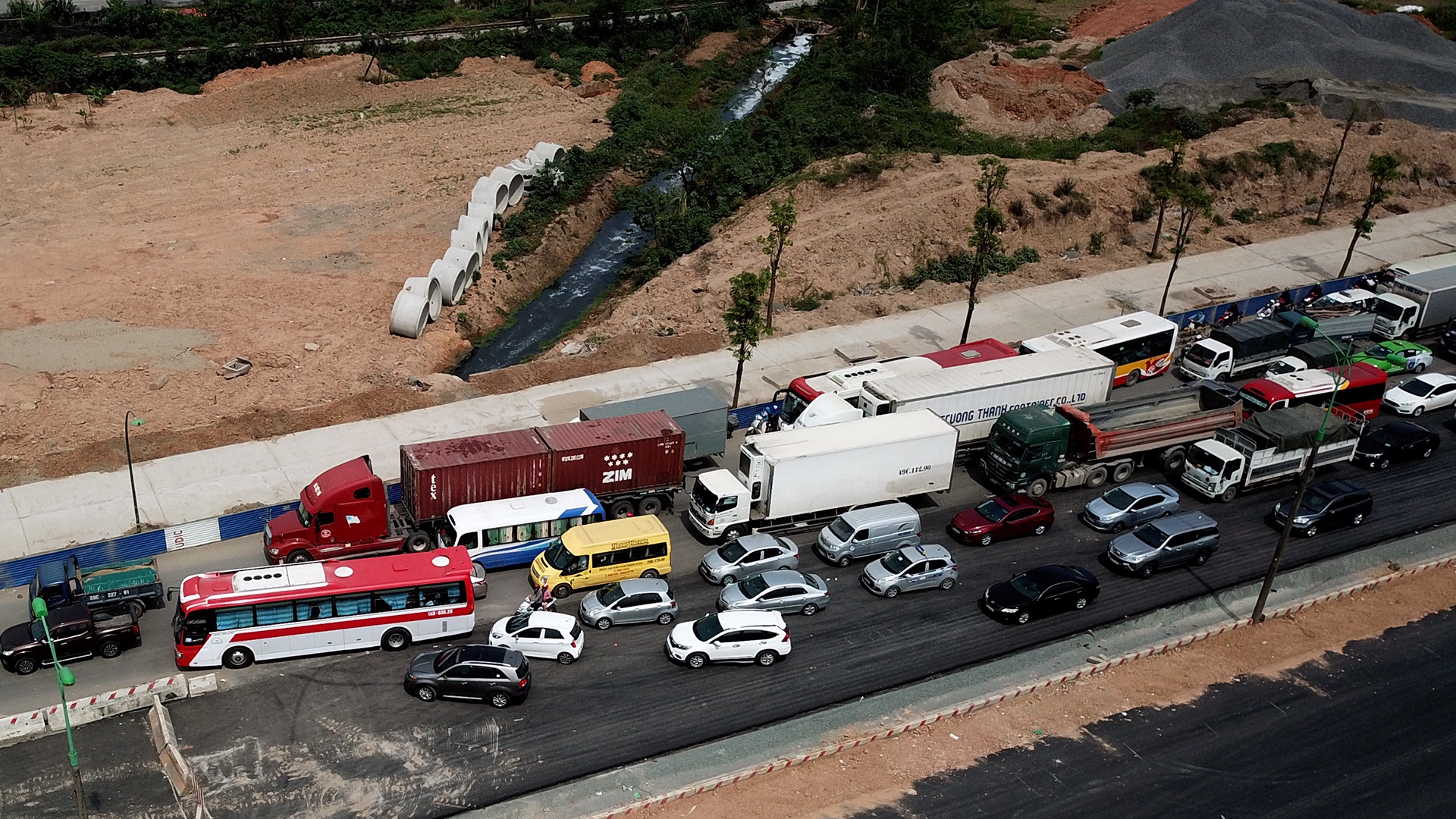 Xe co di kieu rua bo tu huong san bay ve Ha Noi hinh anh
