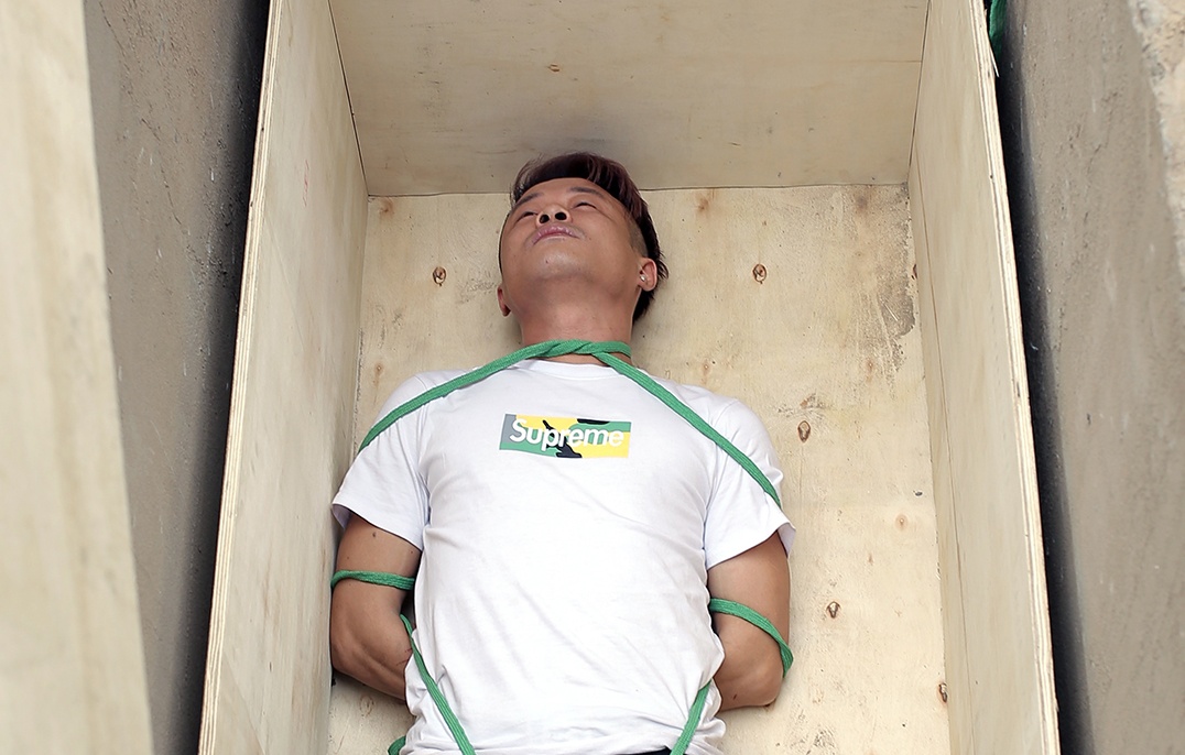 Ao thuat gia duong pho thoat khoi quan tai chon duoi dat trong it giay hinh anh