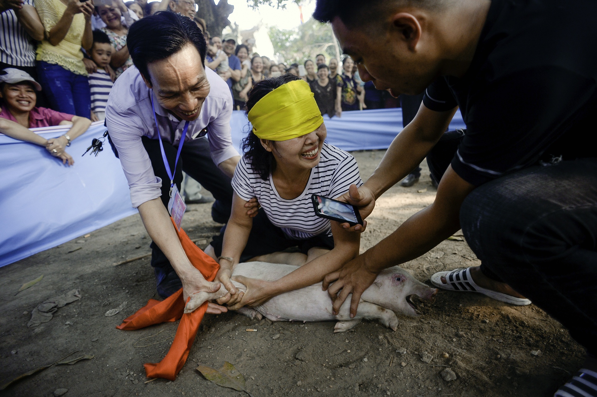 Thi nau com, bat lon vui nhon giua thu do hinh anh